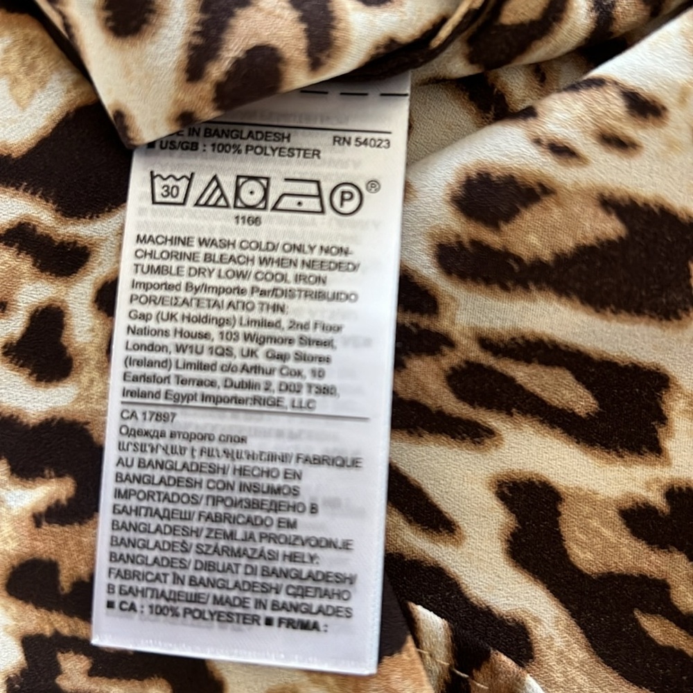 New with tags, Banana Republic button up leopard print blouse size extra small - Picture 3 of 4